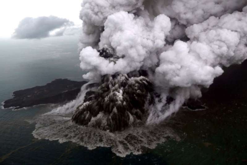 Difunden momento de la erupción del volcán Anak Krakatau que provocó tsunami en Indonesia