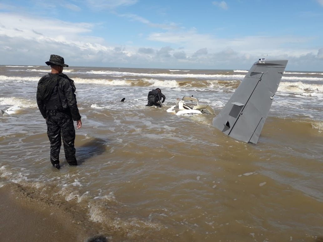 Fuerza Naval Hondureña inspecciona bote carguero y captura personas por avioneta que amarizó en La Mosquitia