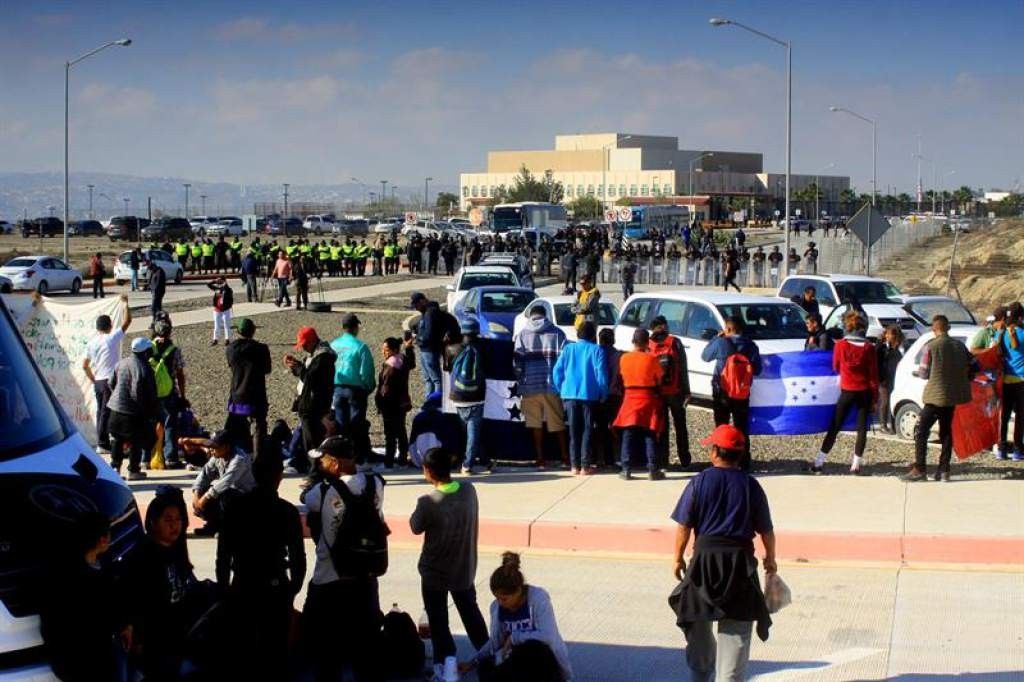 Migrantes se manifestaron frente al consulado estadounidense en Tijuana y exigen 50 mil dólares para regresar