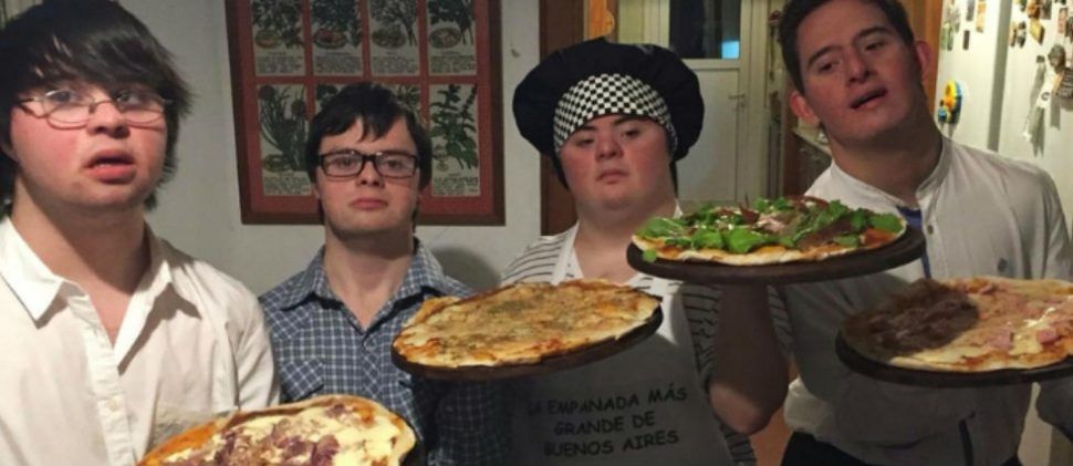 Rechazados laboralmente, cuatro jóvenes con síndrome de Down abren su propia pizzeria