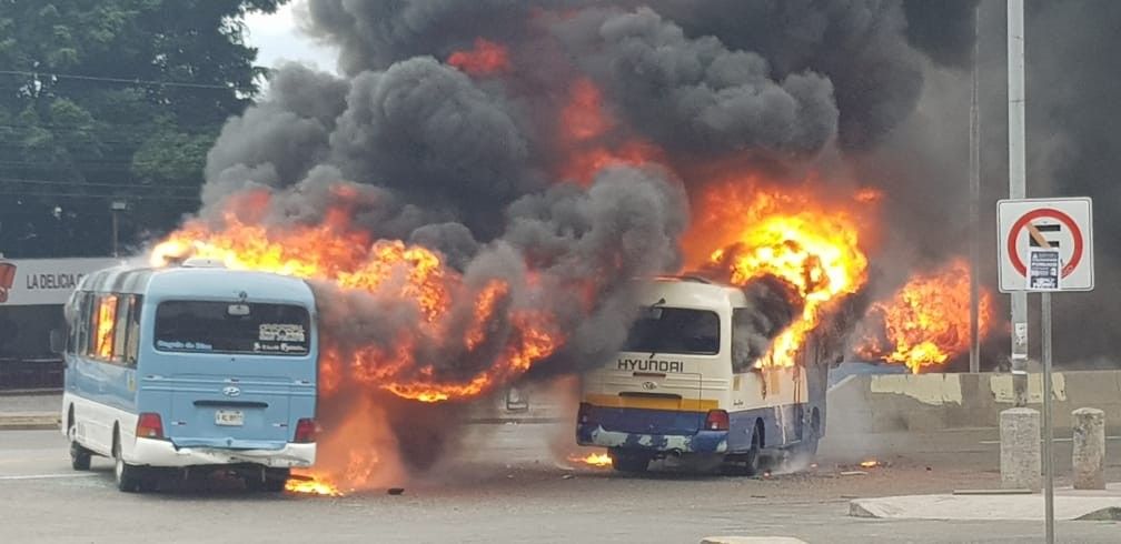 Tres buses son quemados al frente de la UNAH