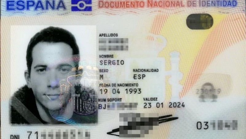 En España un hombre logra salir en foto oficial de documento con un palillo en la boca