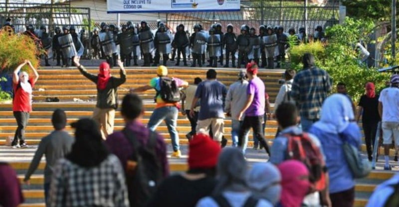 invasión militar a campus universitario