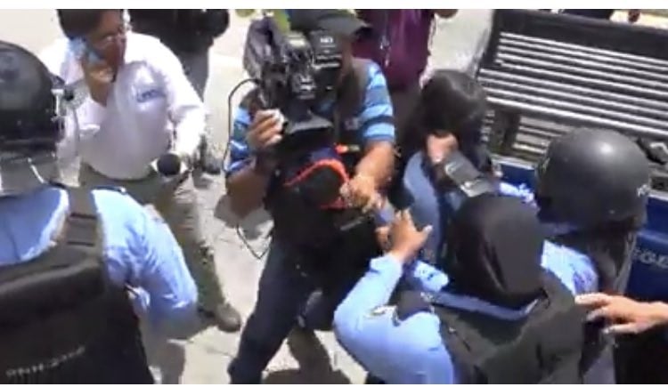 joven no manifestante agredida policía