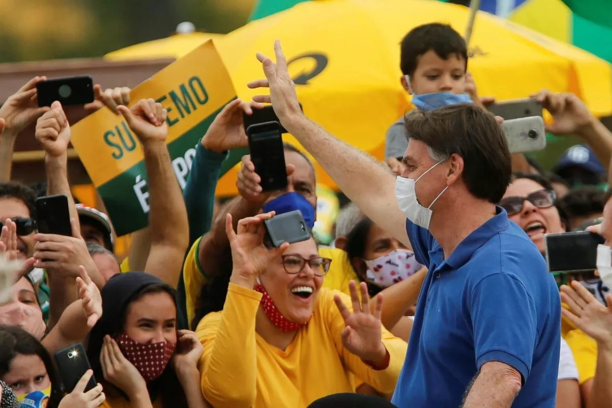 Bolsonaro se toma fotos en una manifestación en Brasil, desafiando consejos de salud