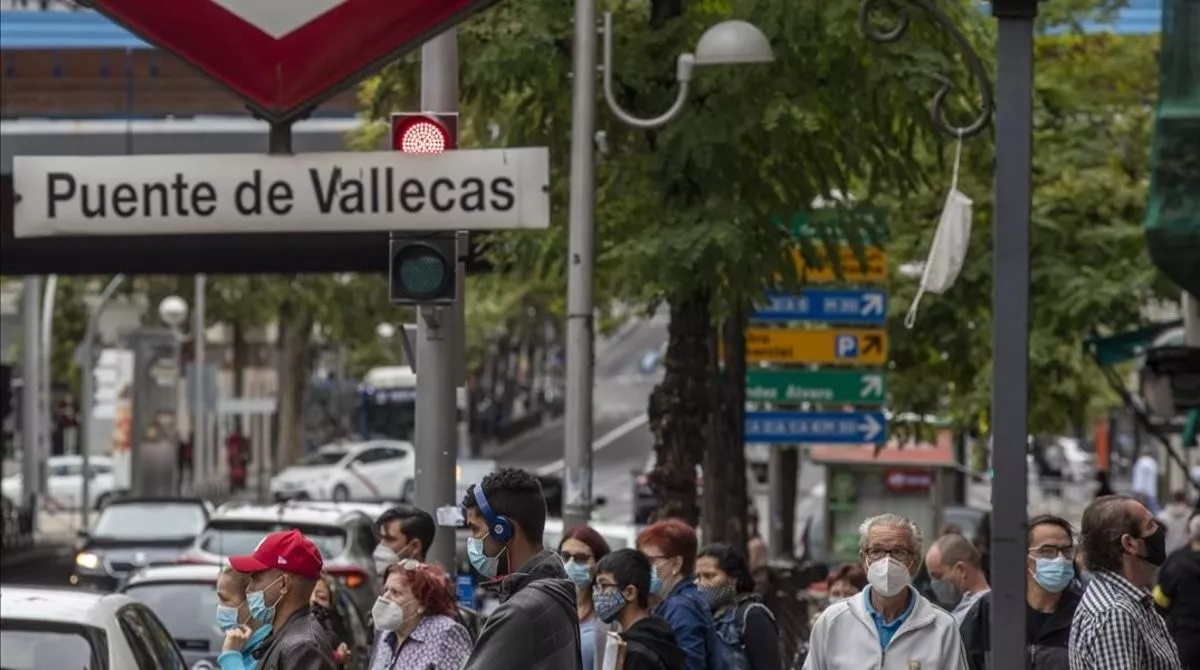 Peatones Ante Metro Puente Vallecas Madrid 1600965165809