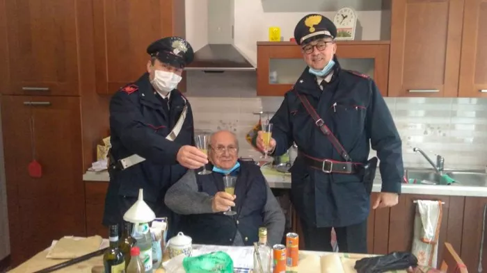 Un italiano de 94 años llama a la Policía en Navidad porque se sentía solo (ellos lo acompañaron)