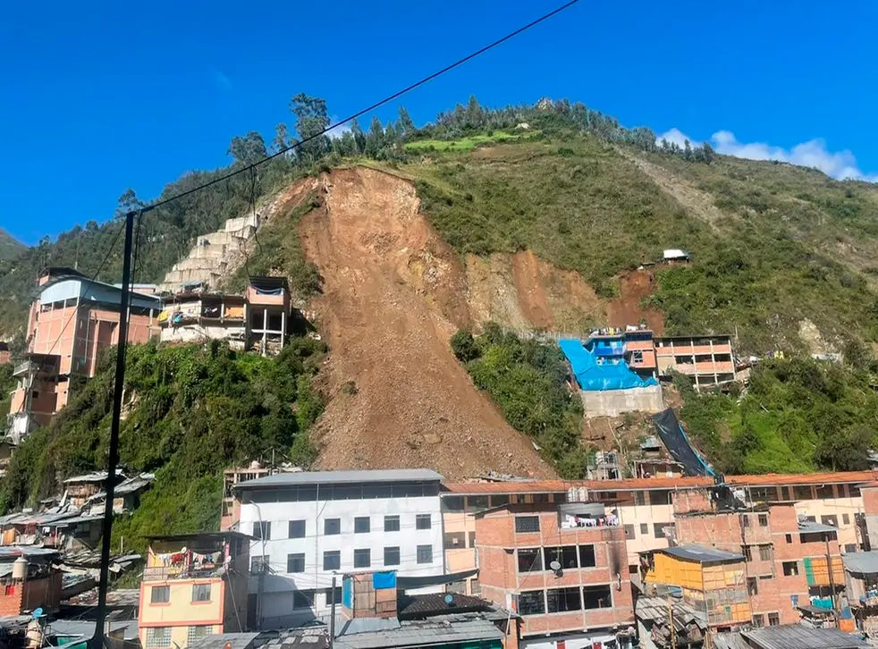 Deslizamiento de tierra en norte de Perú sepulta al menos 60 viviendas