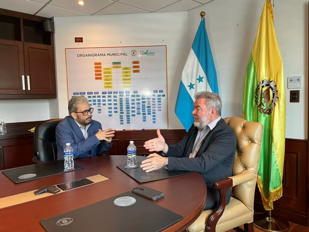"Platicando" con el alcalde Roberto Contreras revela vías por donde se dirige el desarrollo de SPS