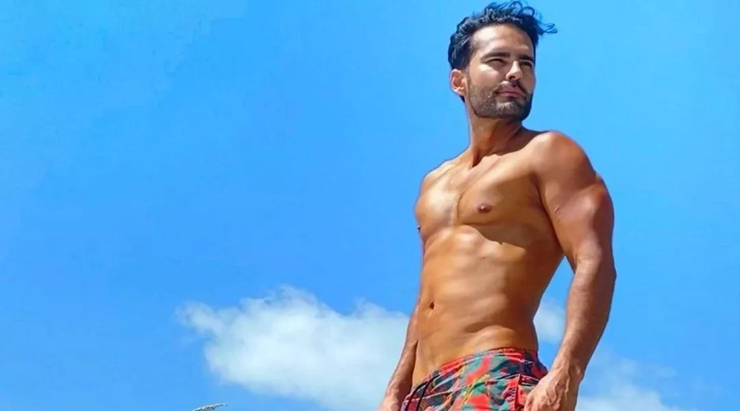 El actor colombiano Fabián Ríos fascinado con la belleza de Roatán; considera comprar casa en la isla