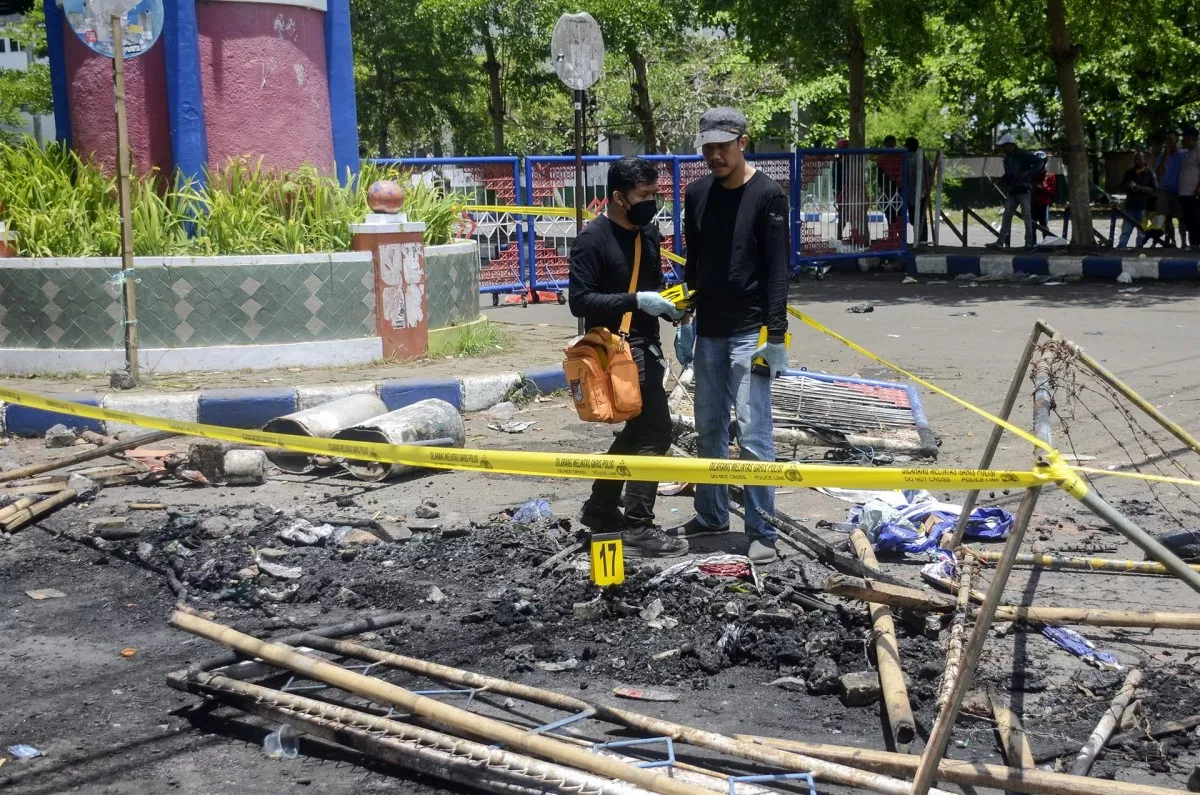 Casi 200 son los fallecidos en estadio de Indonesia