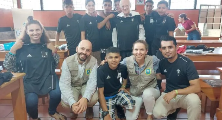 Cádiz dona camisas a niños de bajos recursos en Honduras 1