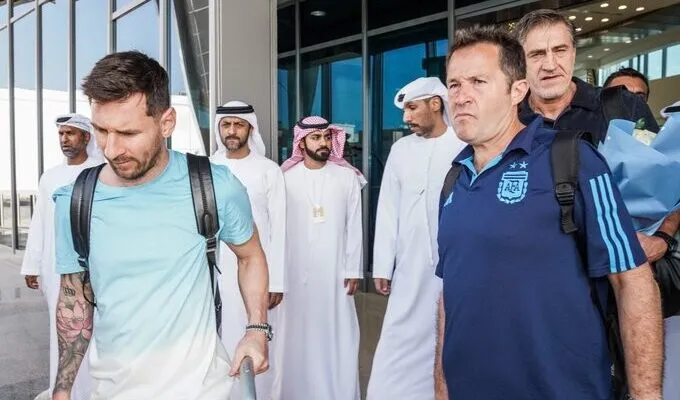 Messi llega a Abu Dhabi para unirse a la concentración de Argentina