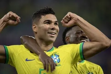 Brasil avanza a octavos con golazo de Casemiro