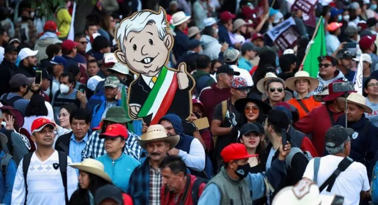 Decenas de miles marchan en la Ciudad de México para apoyar al presidente