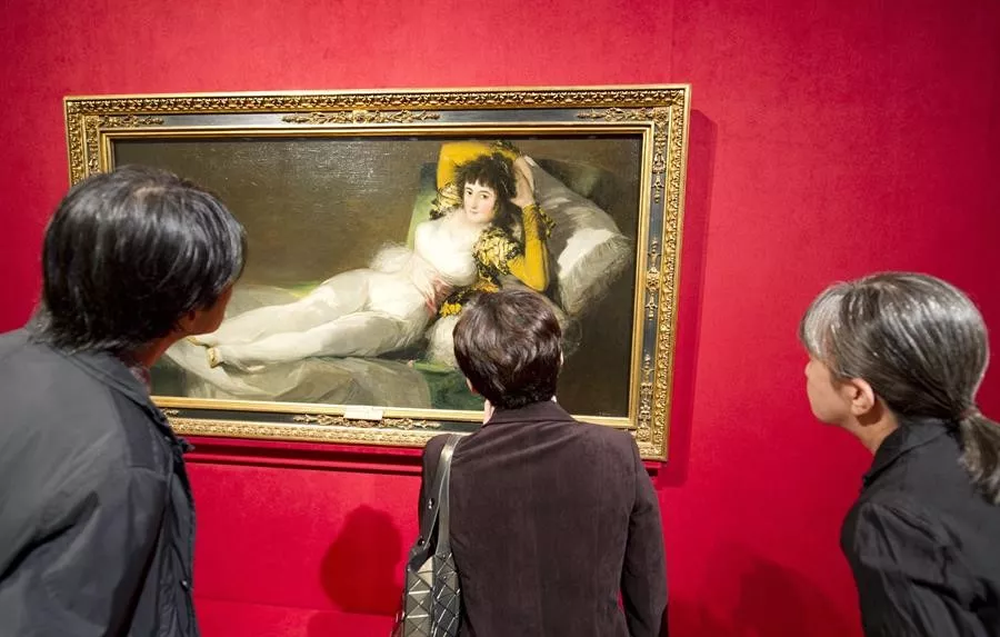 Dos activistas se pegan a "La maja desnuda" y a "La maja vestida" en el Museo del Prado