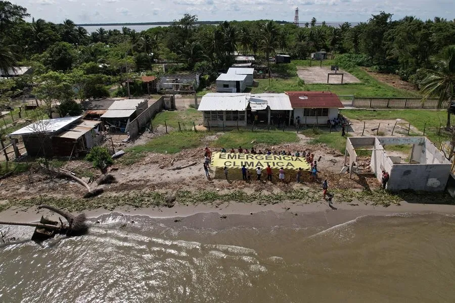FOTOS Surgen desplazados climáticos de un pueblo engullido por el mar en México