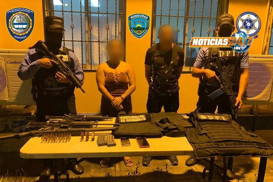 Policía detiene a dos supuestos pandilleros armados hasta los dientes en La Ceiba