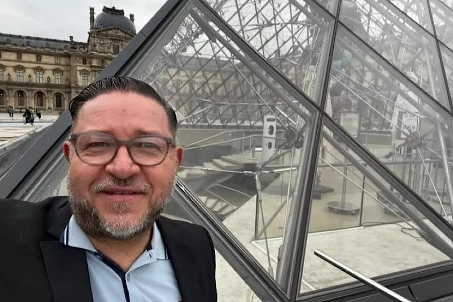 Profesor universitario, primer hondureño en exponer su obra en el Museo Louvre de París