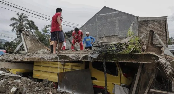 Suben a 310 los muertos por el terremoto en Indonesia