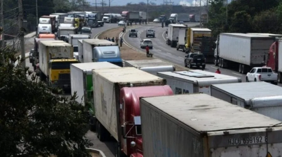 Transporte de carga en contra del "Hoy No Circula" en la capital