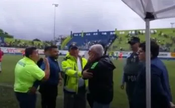 VIDEO: Diputado y Presidente del Olancho FC agrede a golpes al entrenador del Marathón