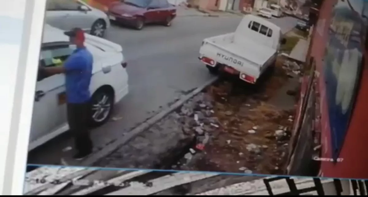 VIDEO: ¡Taxista picarito! Anda robando baterías de carro en la capital
