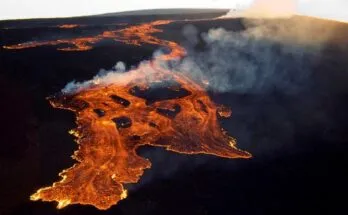 Volcán Mauna Loa de Hawái entra en erupción, nivel de alerta elevado