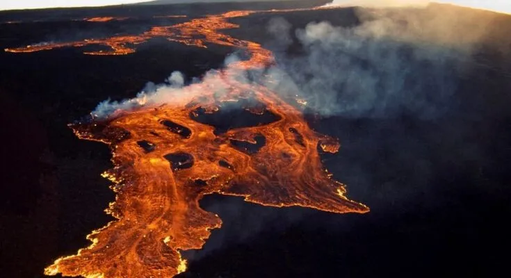 Volcán Mauna Loa de Hawái entra en erupción, nivel de alerta elevado