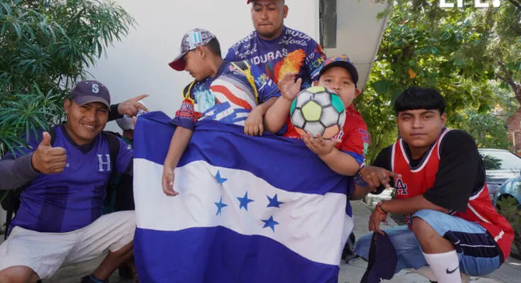 Migrantes avanzan por México con su mirada puesta en el mundial de fútbol