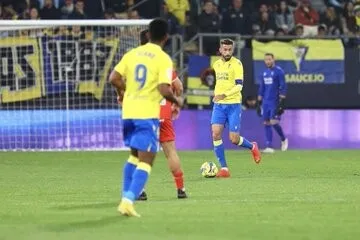 Choco Lozano vio acción en empate del Cádiz