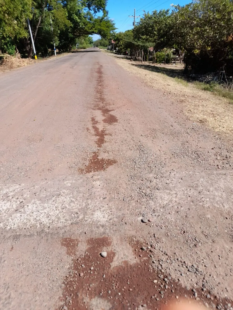 Despedazada carretera rumbo a Amapala ante la vista y paciencia de diputados de Valle 3