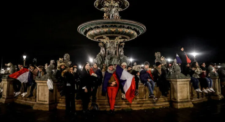 Miles de hinchas reciben a Francia tras el subcampeonato en Qatar