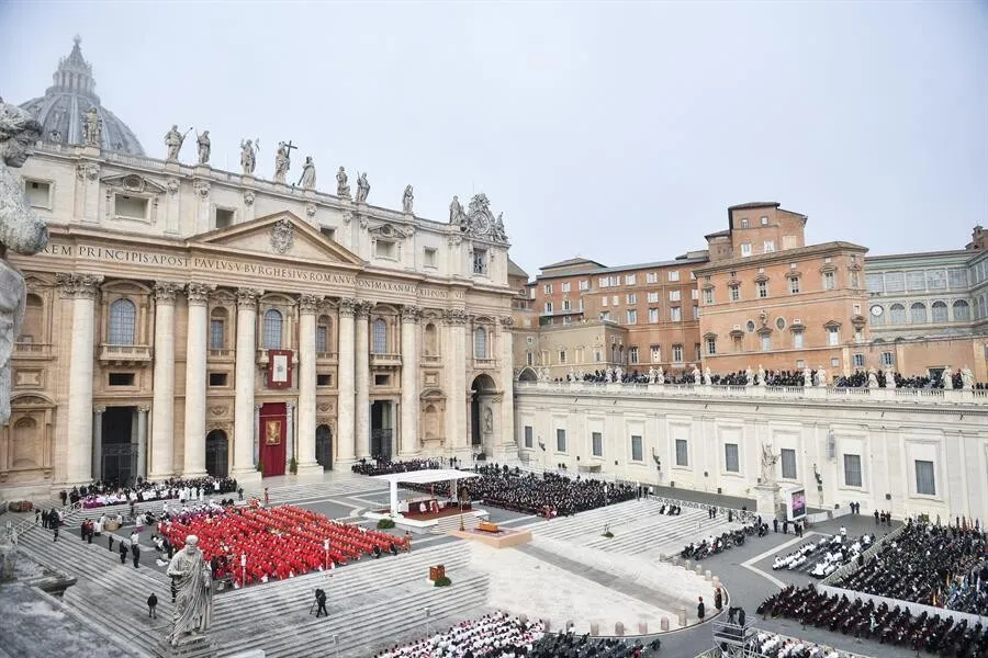 Benedicto XVI, el papa "sabio", despedido por Francisco ante miles de fieles