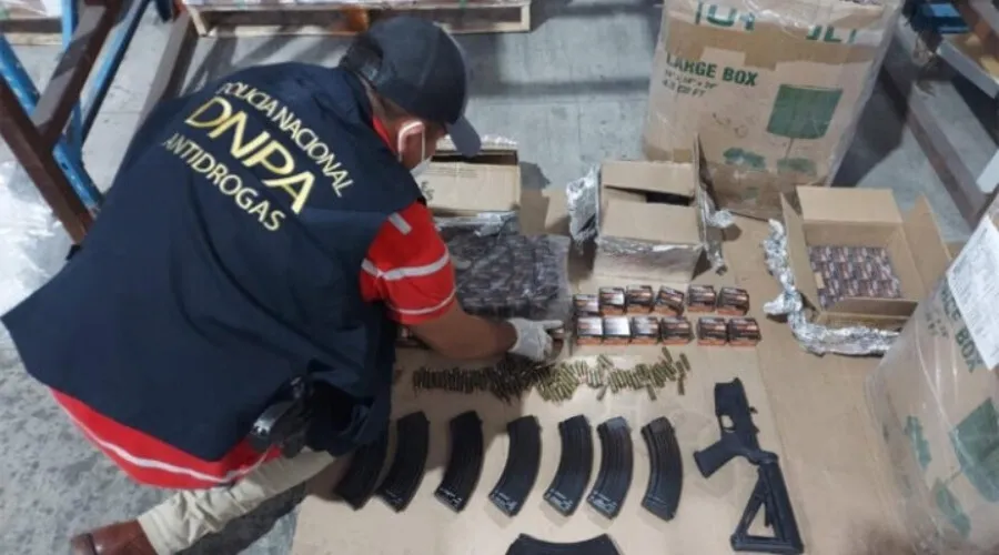 Decomisan armas y municiones de uso prohibido en cajas enviadas desde EE. UU.