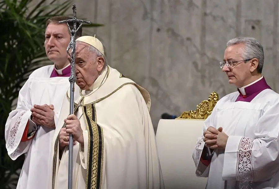 El papa alerta contra la "sedación" del consumismo en la misa de Reyes Magos