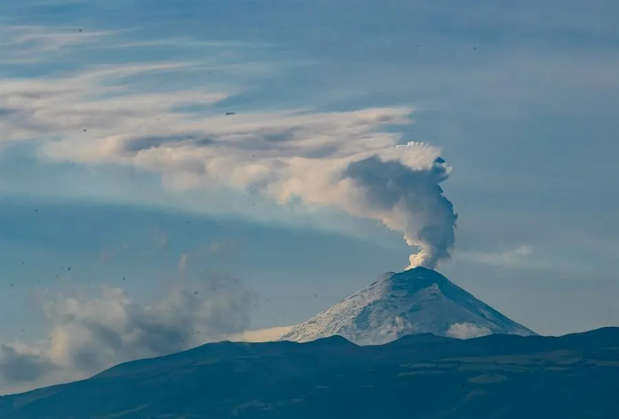 El volcán Cotopaxi emana una columna de mil metros de vapor, gas y ceniza