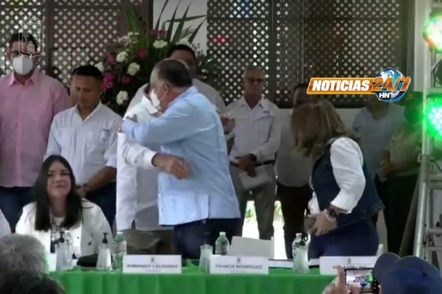 Videos: Contreras asegura que Calidonio cumplió como alcalde y lo sella con un abrazo