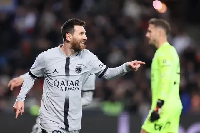 Messi y Fabián reparan las desgracias del PSG