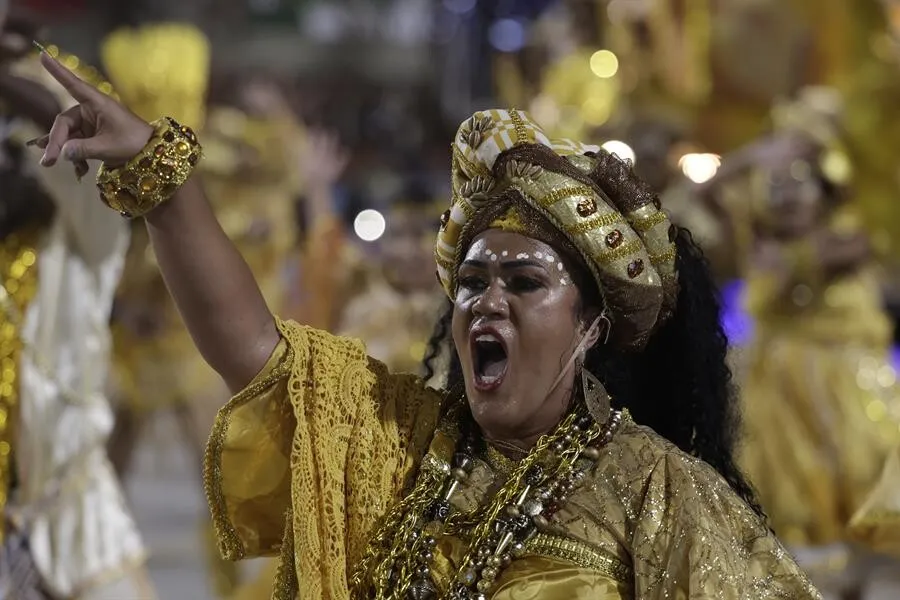 Con odas al renacimiento y críticas a Bolsonaro terminan los desfiles en Río
