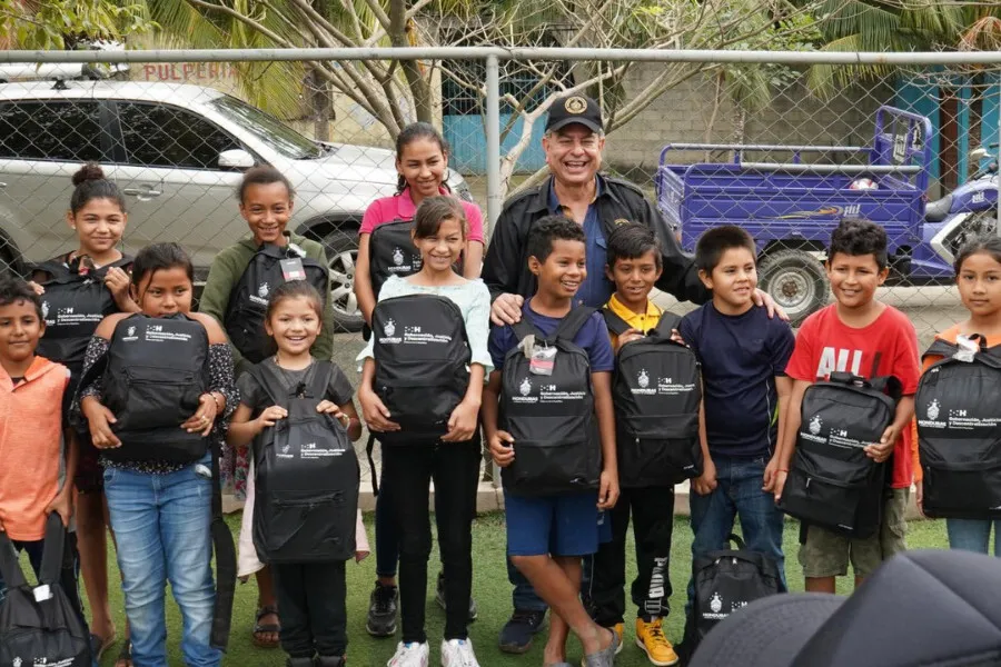 Ministro Tomás Vaquero entrega 200 mochilas a niños y niñas de escasos recursos para iniciar el año escolar