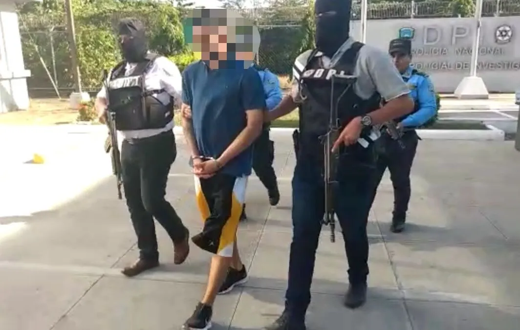 Policía detiene a supuesto miembro de banda criminal “Los Aguacates” con una AK-47