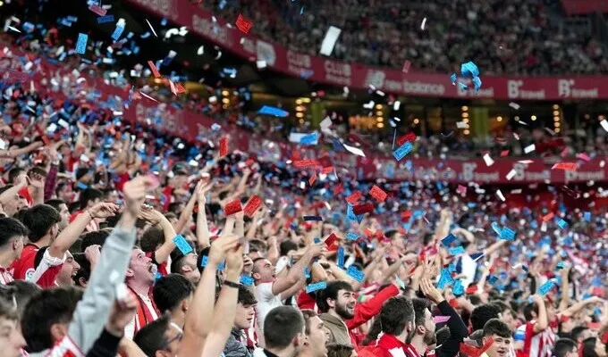 Aficionados del Athletic lanzan billetes a jugadores del Barcelona