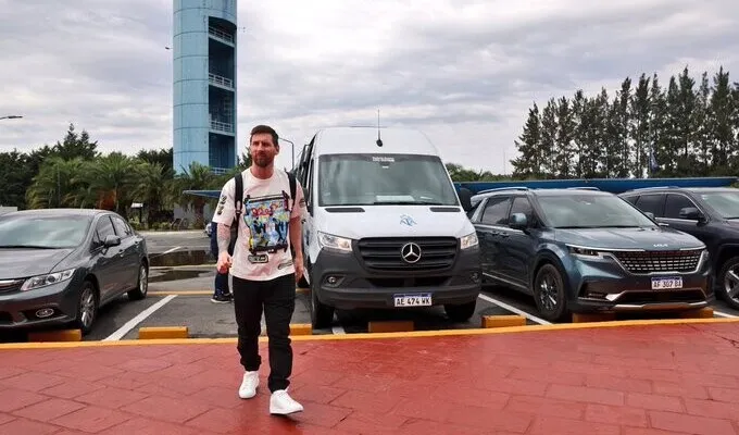 Messi llegó a Argentina para jugar como campeón del mundo