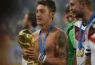 Mesut Ozil le dice adiós al fútbol