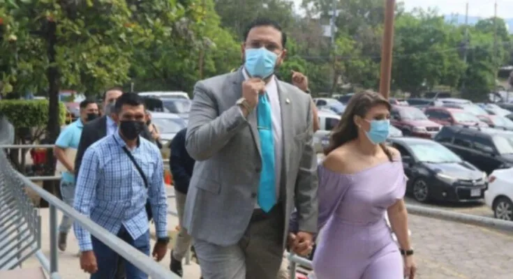 Ex abogada de Mauricio Rivera lo denuncia por abuso y tráfico de influencias