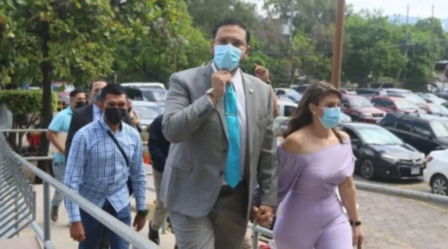 Ex abogada de Mauricio Rivera lo denuncia por abuso y tráfico de influencias