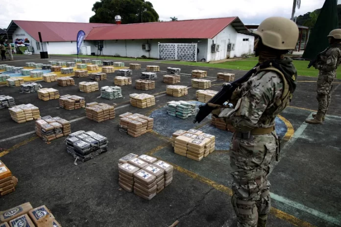 Incautan en Panamá 1,194 paquetes de droga y arrestan a siete personas