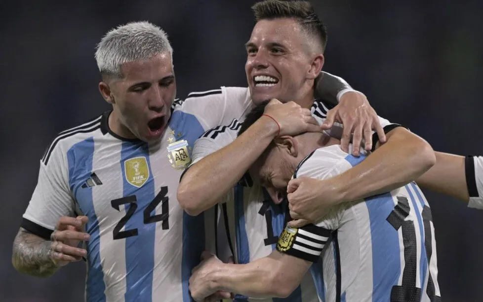Messi anota triplete y Argentina golea a Curazao