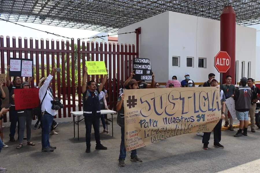 Migrantes protestan en frontera sur de México tras fuego en centro migratorio